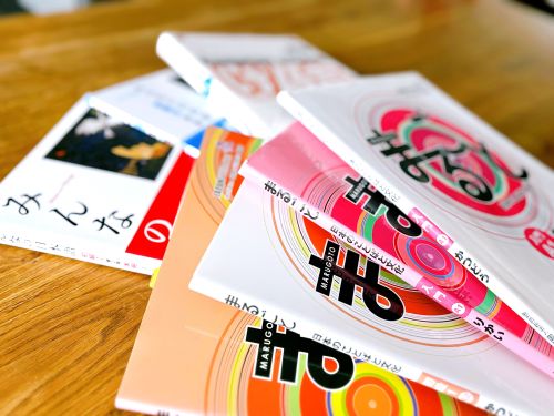 Verschiedene Lehrbücher zum Japanisch Lernen liegen aufgefächert auf dem Tisch