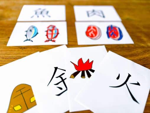 verschiedene Postkarten mit kleinen Bildern und Japanischen Zeichen